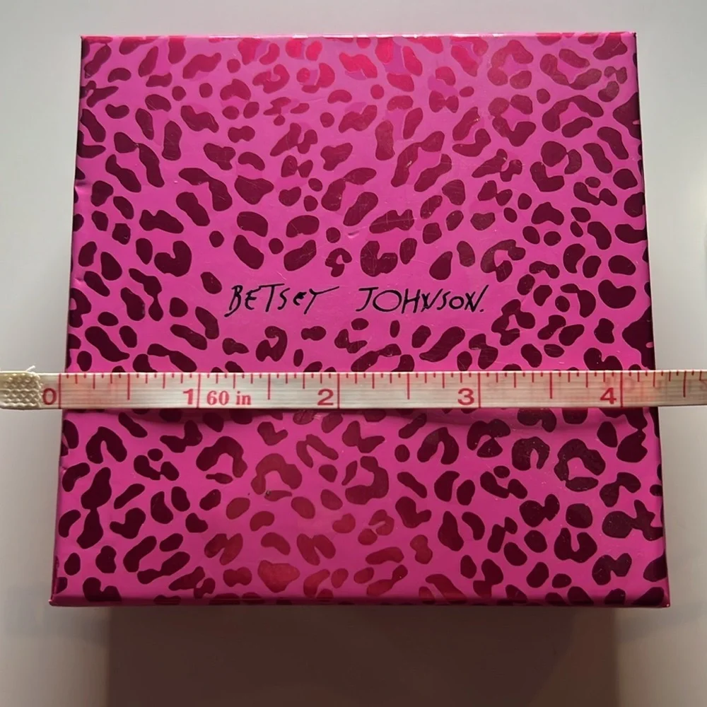 BETSEY JOHNSON GIFT BOX, pink fit Earrings or small objects EMPTY BOX
